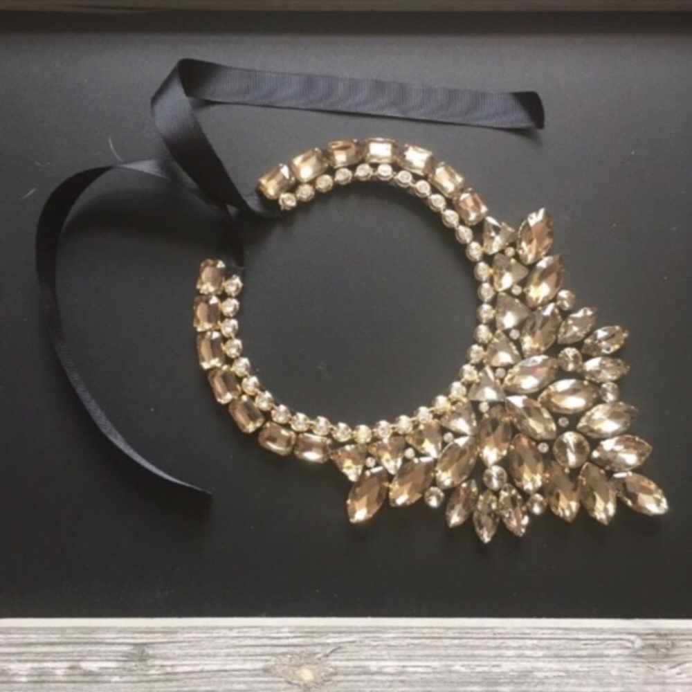 NWT. V-Shaped Champagne Statement Necklace. - Picture 2 of 5